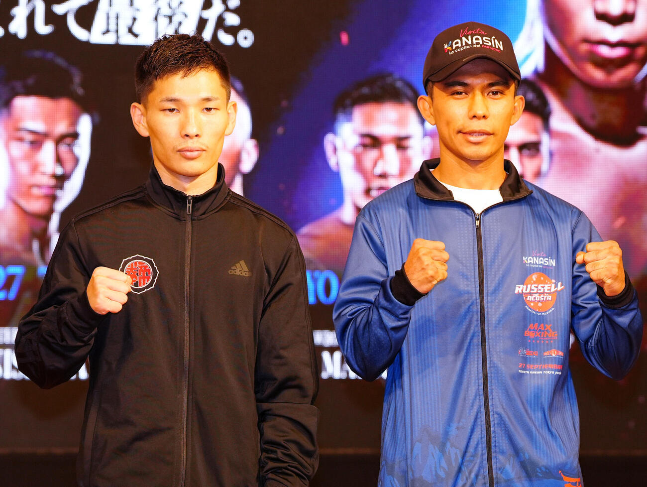 会見後、ポーズを決める松本流星（左）とラッセル・アコスタ（撮影・清水貴仁）