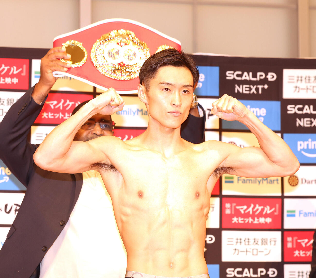 IBF世界スーパーバンタム級暫定王座決定戦の前日計量にパスしガッツポーズする西田凌佑（撮影・水谷安孝）
