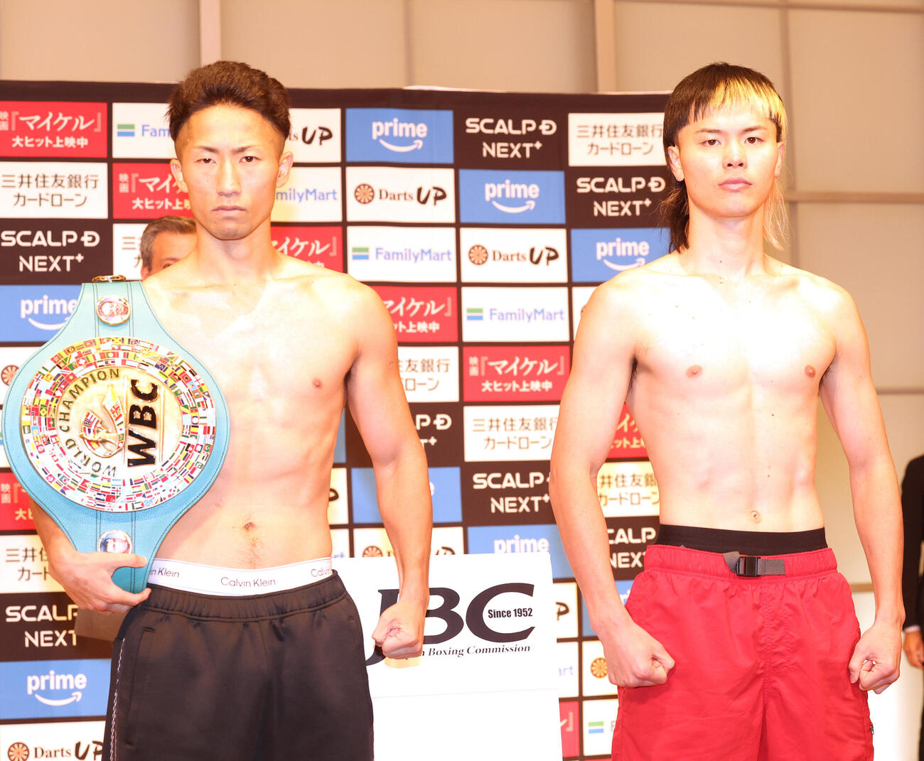 WBC世界バンタム級タイトル戦の前日計量をパスし写真に納まる井上拓真（左）那須川天心（撮影・水谷安孝）