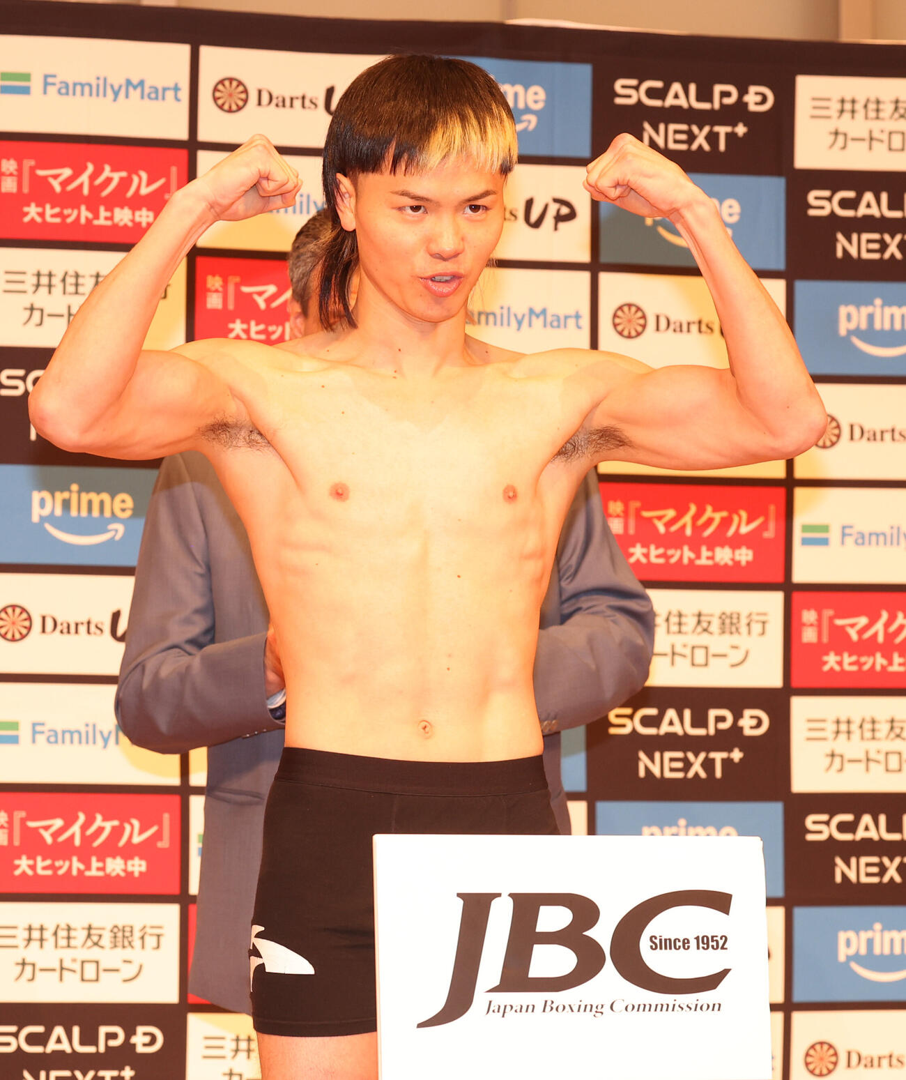 WBC世界バンタム級タイトル戦の前日計量をパスしガッツポーズする那須川天心（撮影・水谷安孝）