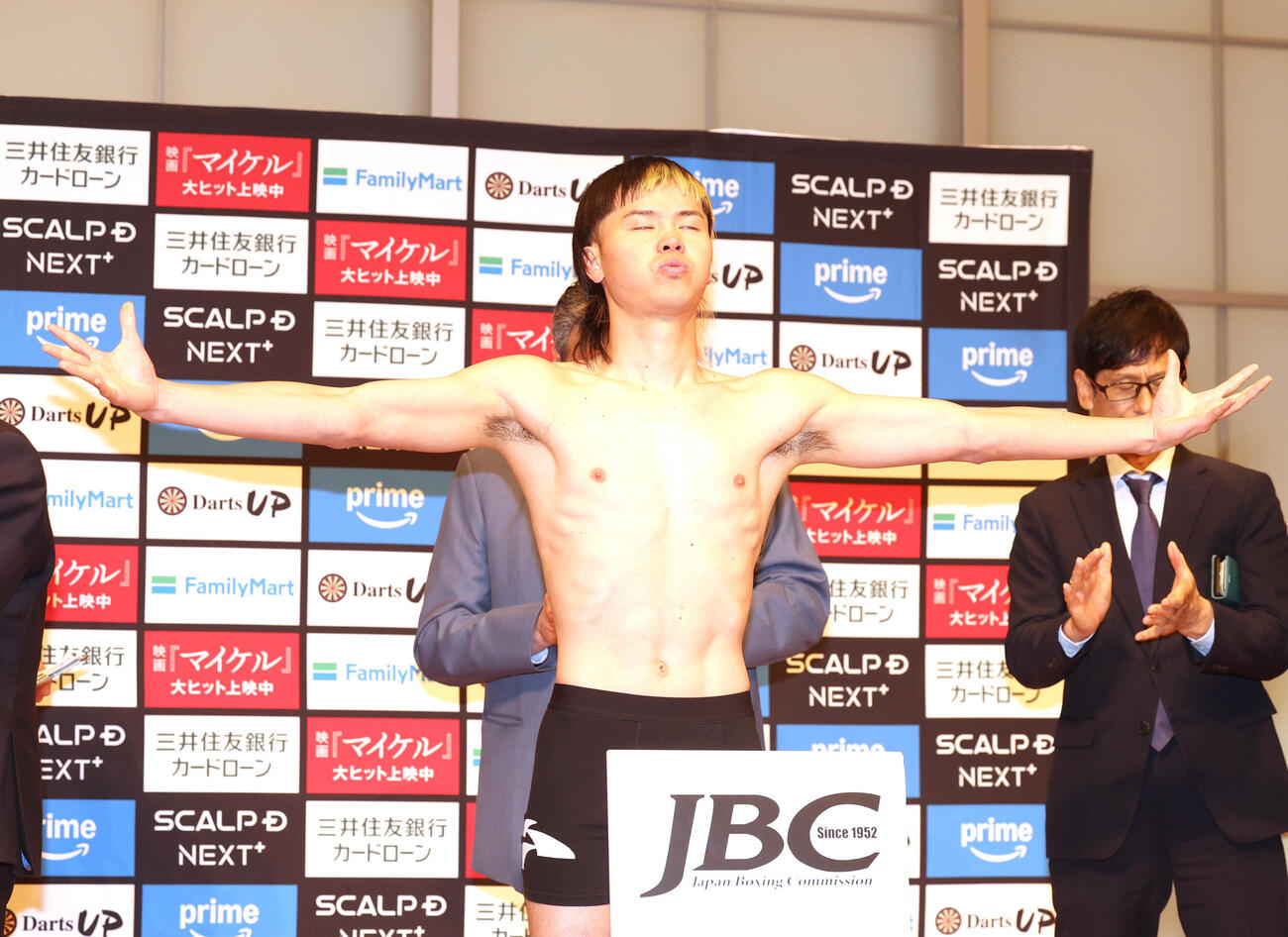 WBC世界バンタム級タイトル戦の前日計量をパスし両手を広げる那須川天心（撮影・水谷安孝）