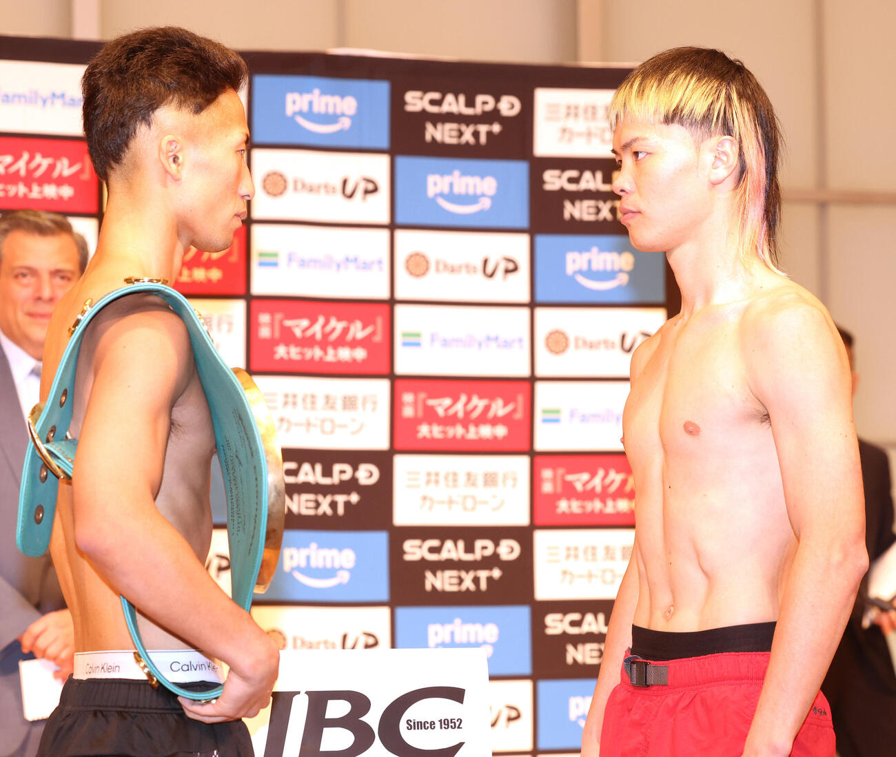 WBC世界バンタム級タイトル戦の前日計量をパスしフェイスオフする井上拓真（左）那須川天心（撮影・水谷安孝）