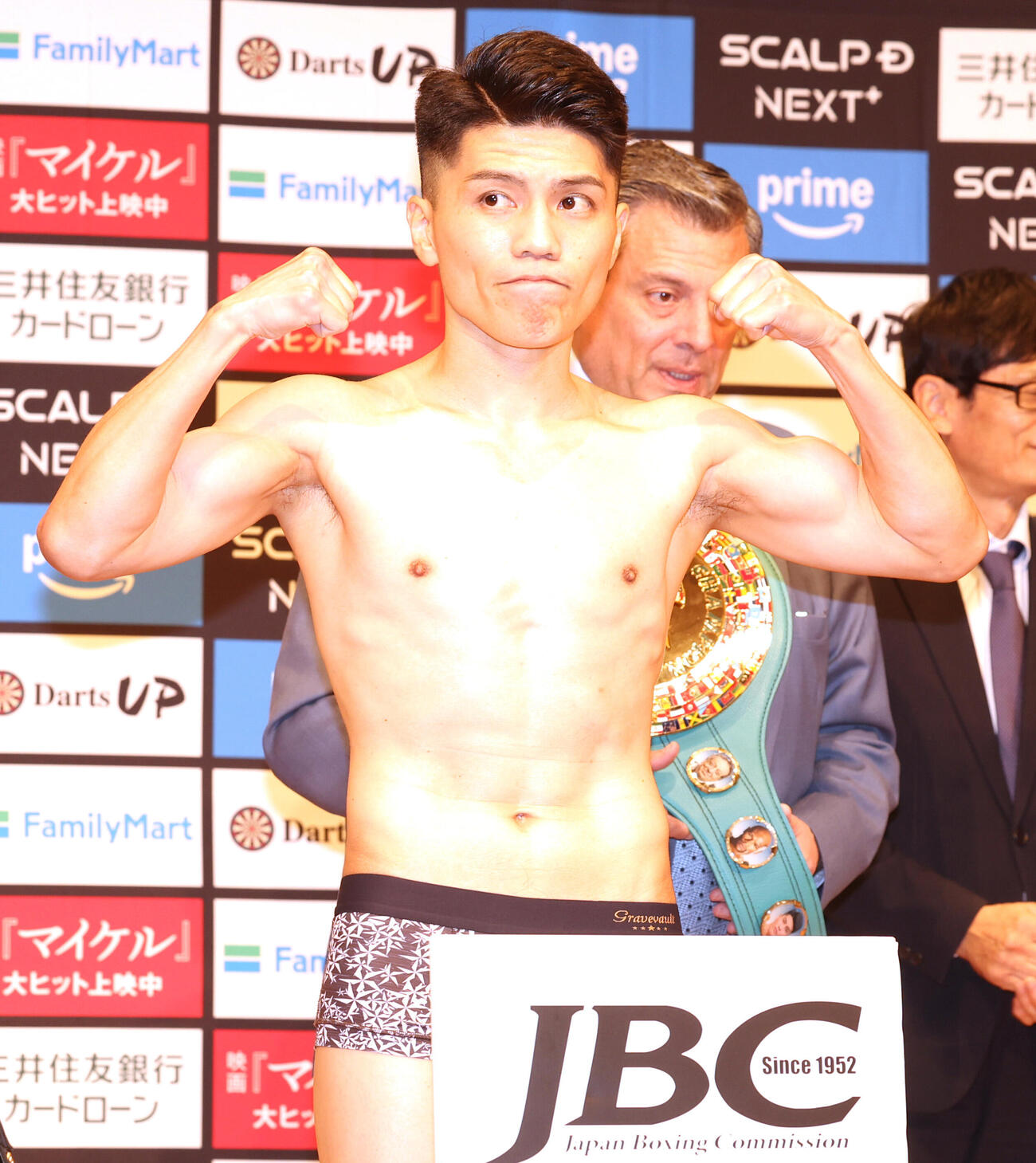WBC世界スーパーフライ級王座決定戦の前日計量にパスしガッツポーズする坪井智也（撮影・水谷安孝）