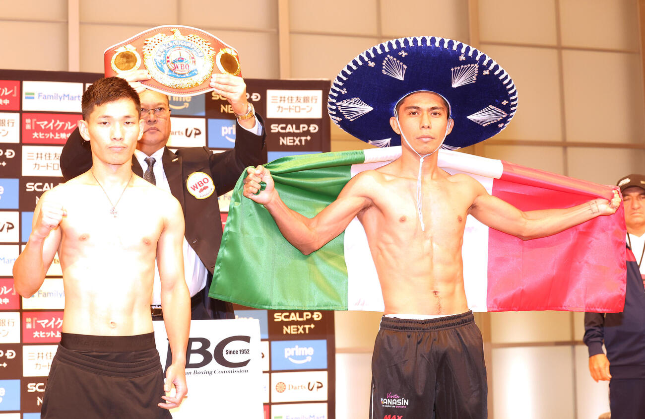 WBO世界ミニマム級暫定王座決定戦の前日計量にパスし写真に納まる松本流星（左）とラッセル・アコスタ（撮影・水谷安孝）