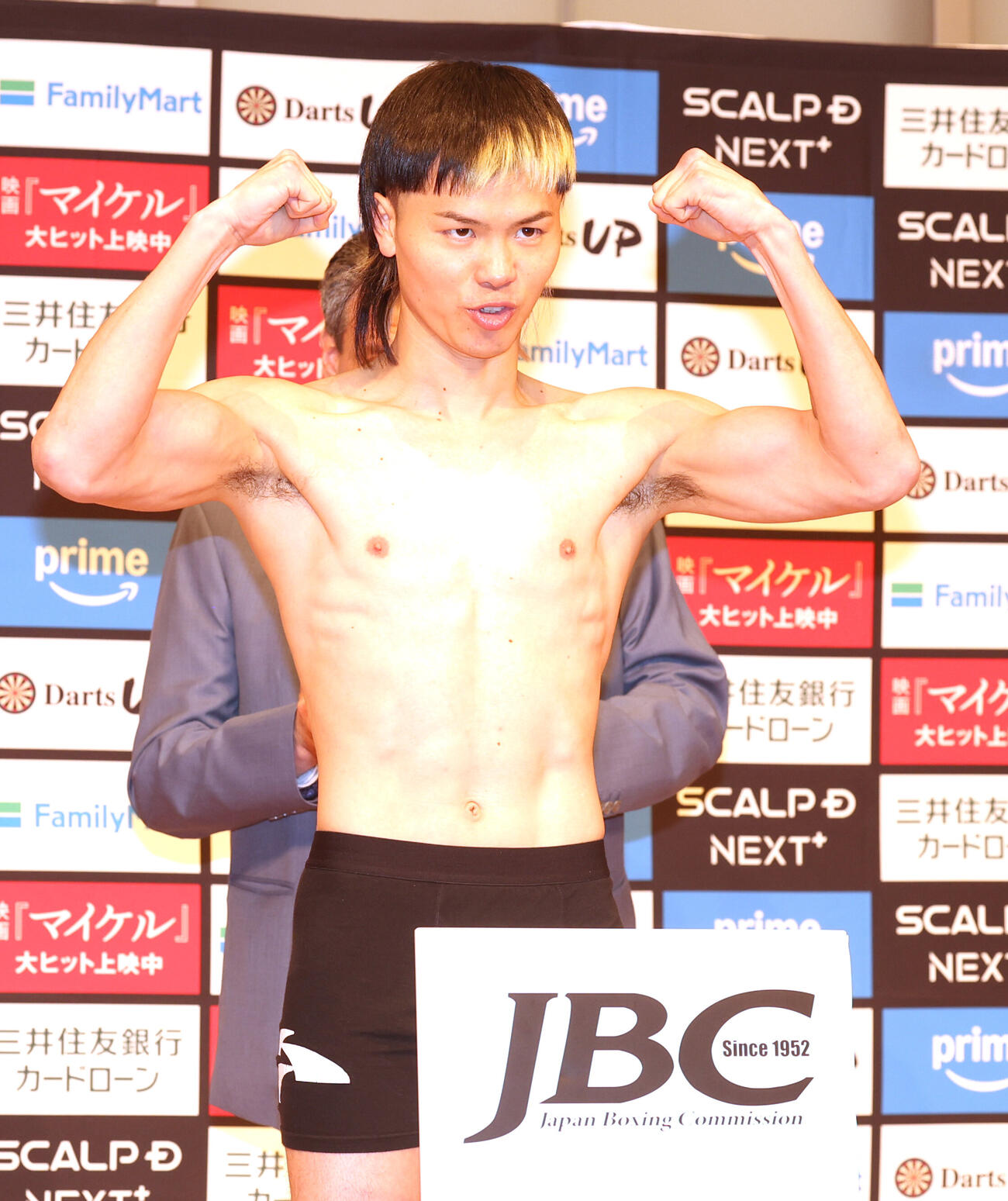 WBC世界バンタム級タイトル戦の前日計量をパスしガッツポーズする那須川天心（撮影・水谷安孝）