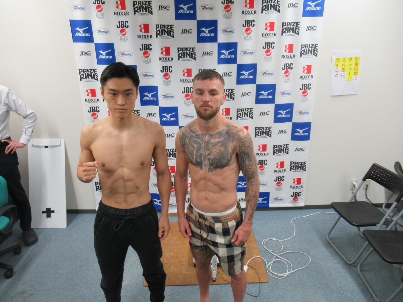 IBF世界スーパーバンタム級暫定王者決定戦の当日計量をクリアした西田凌佑（左）とサム・グッドマン