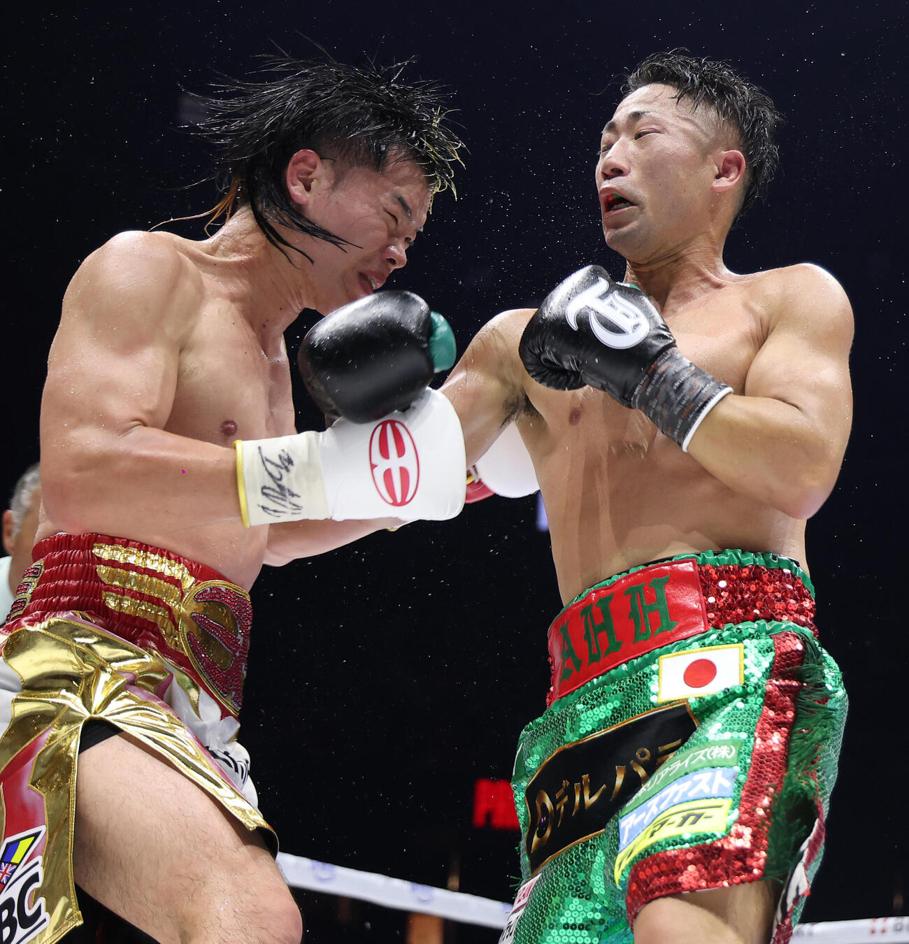 9回、打ち合う井上拓真（右）と那須川天心（撮影・河田真司）