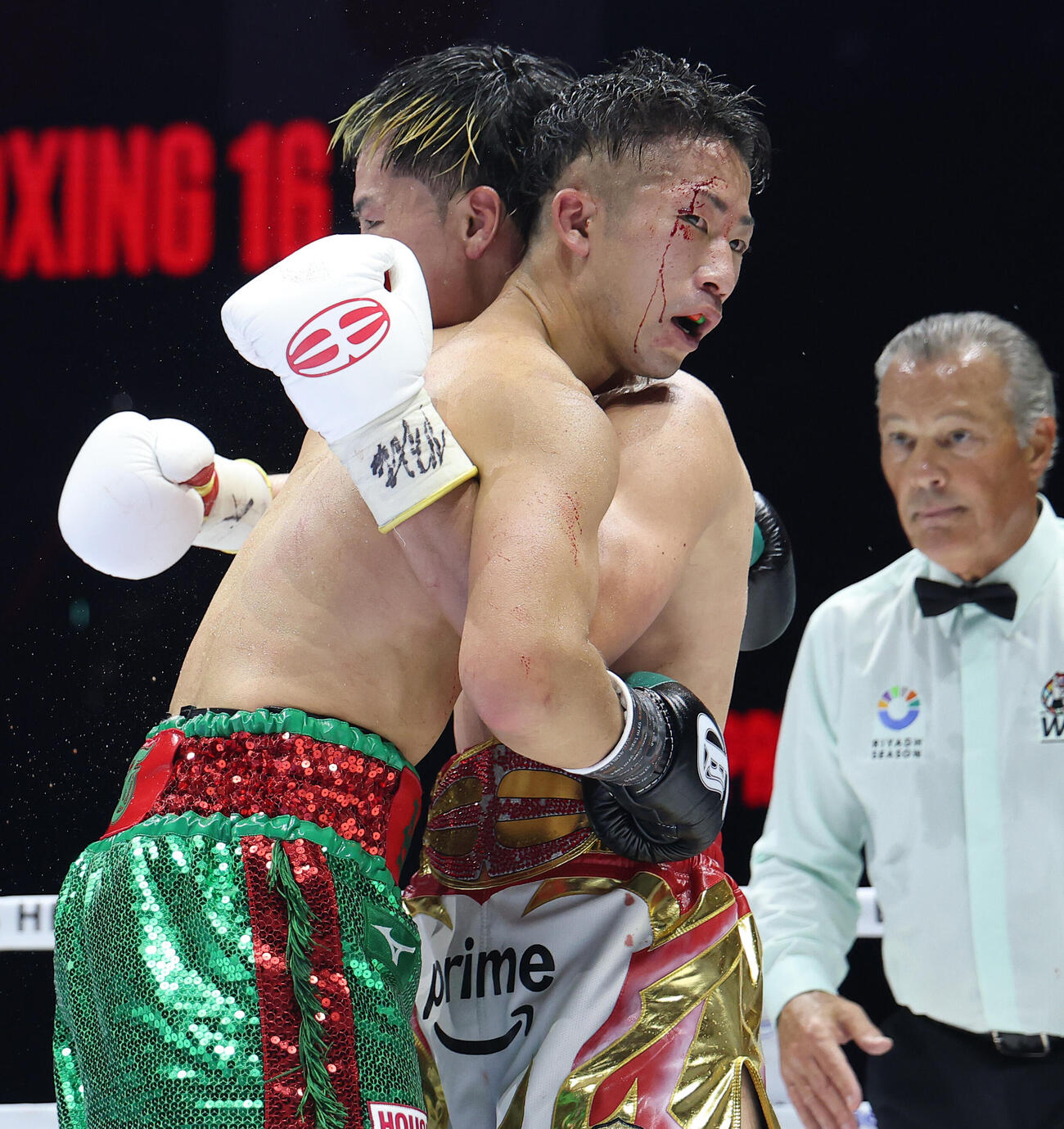 12回、流血する井上拓真（左）（撮影・河田真司）