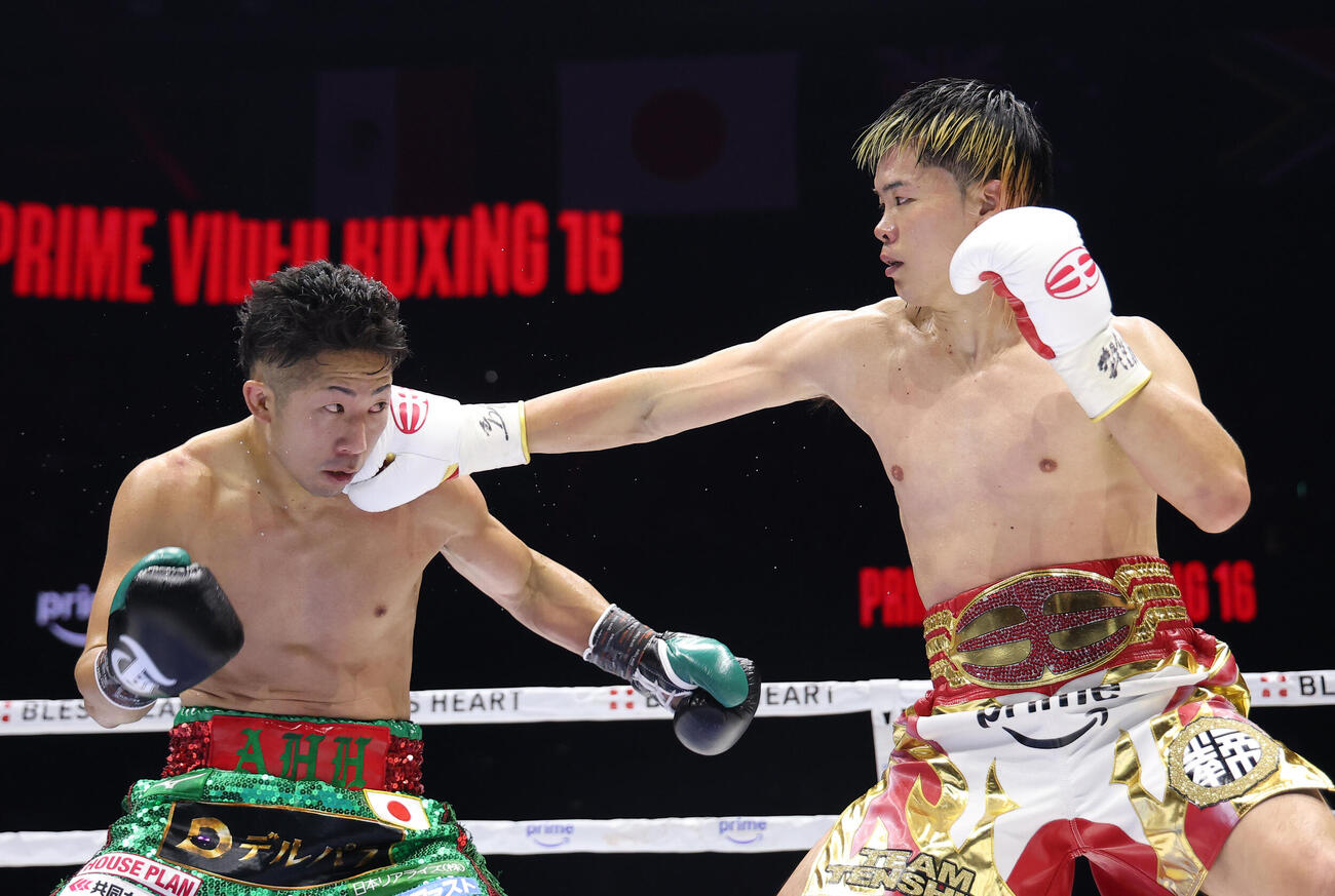 4回、井上拓真（左）にパンチを放つ那須川天心（撮影・河田真司）