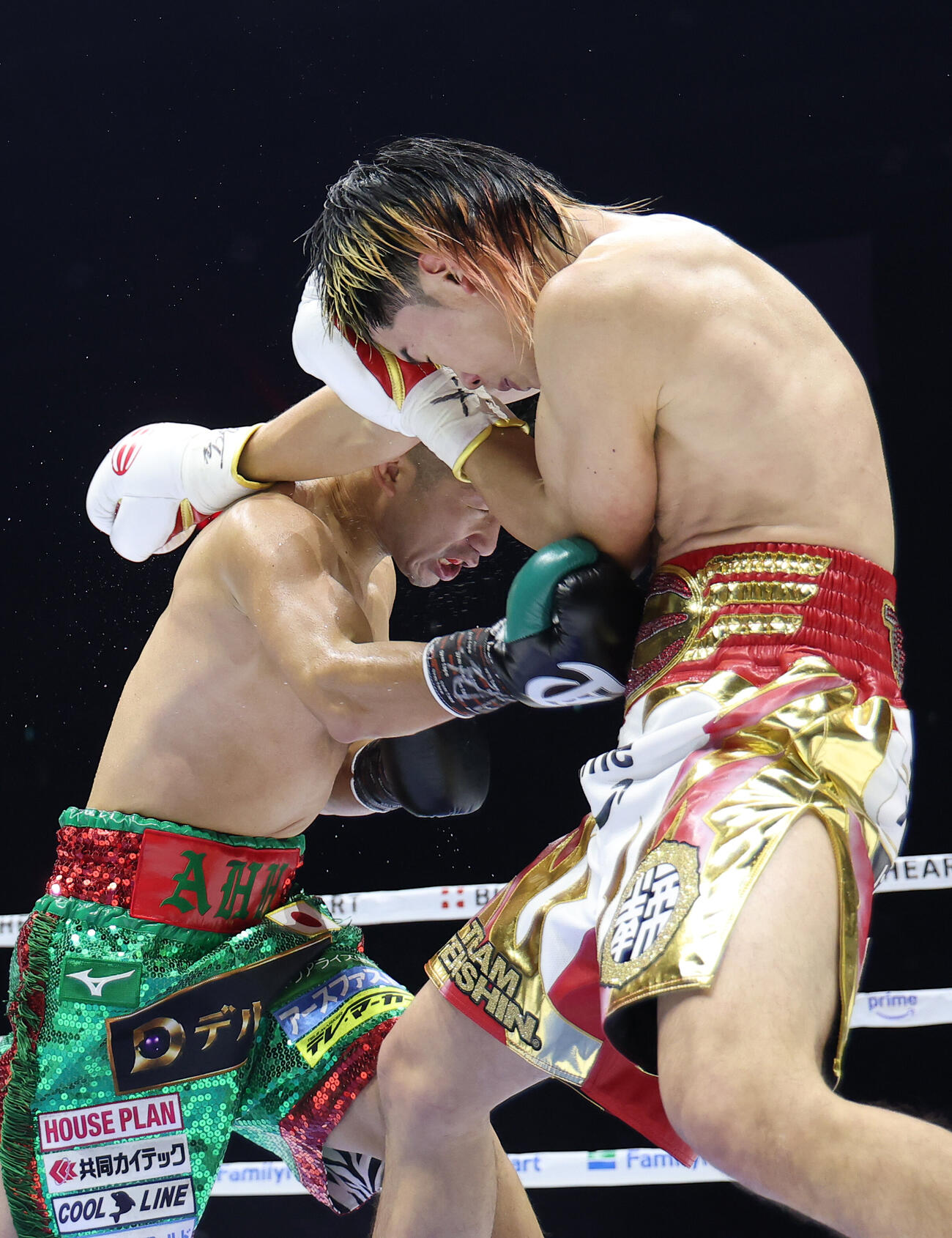 3回、那須川天心（右）のボディーにパンチを放つ井上拓真（撮影・河田真司）