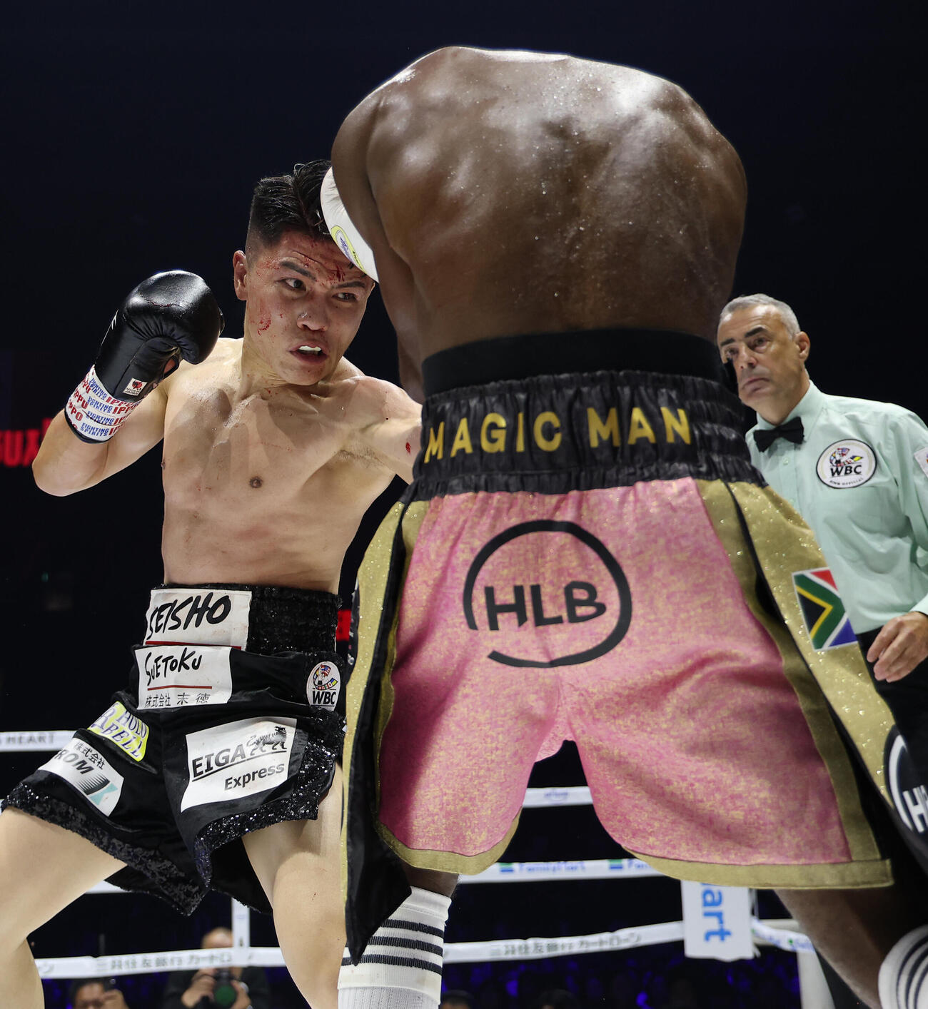 5回、リカルド・マラジカ（手前）にパンチを放つ坪井智也（撮影・河田真司）