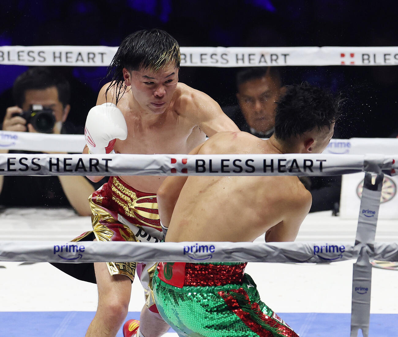 7回、井上拓真（手前）からダウンを奪う那須川天心（撮影・宮地輝）