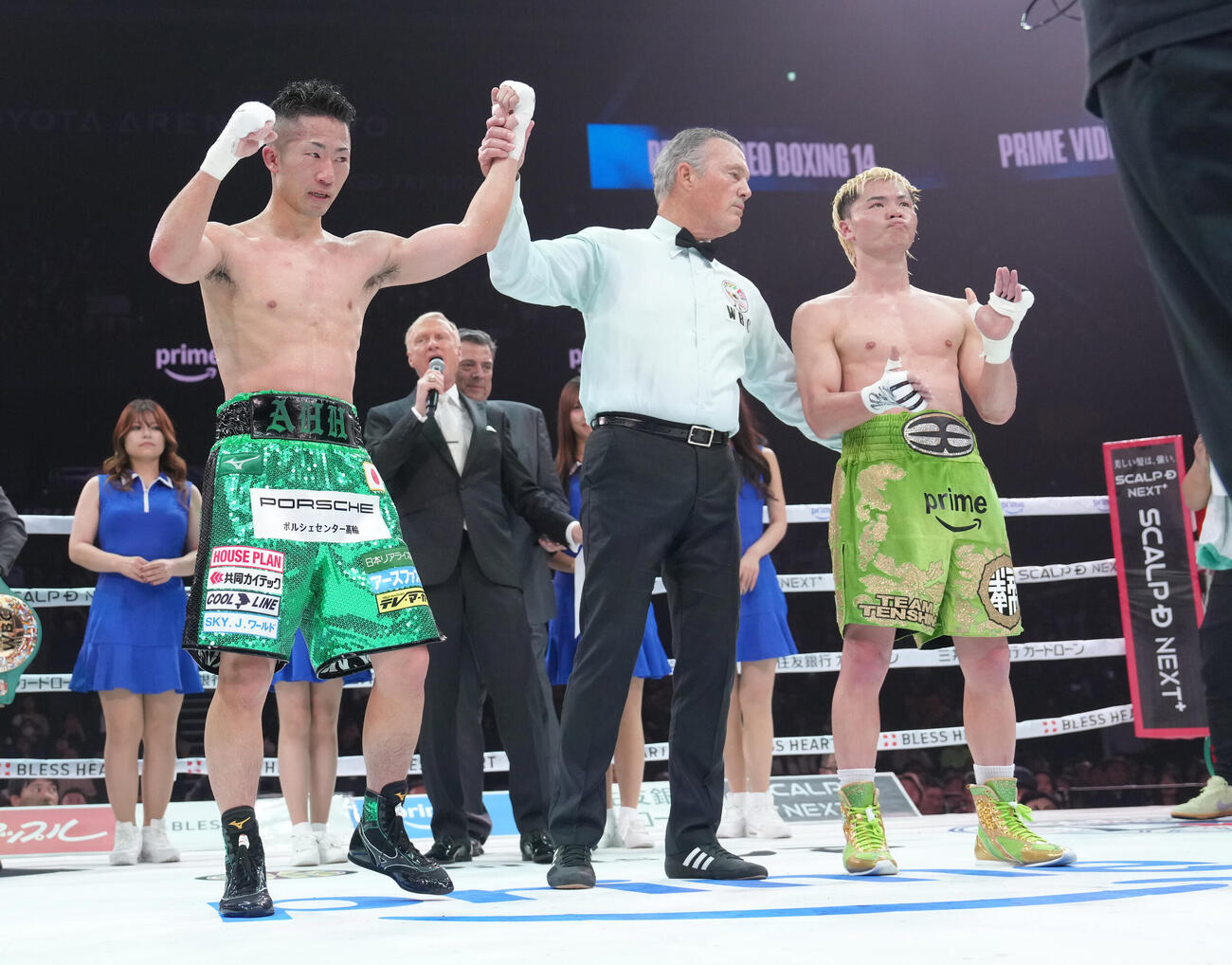 2025年11月24日、WBC世界バンタム級王座決定戦で那須川（右）に判定で勝利した井上