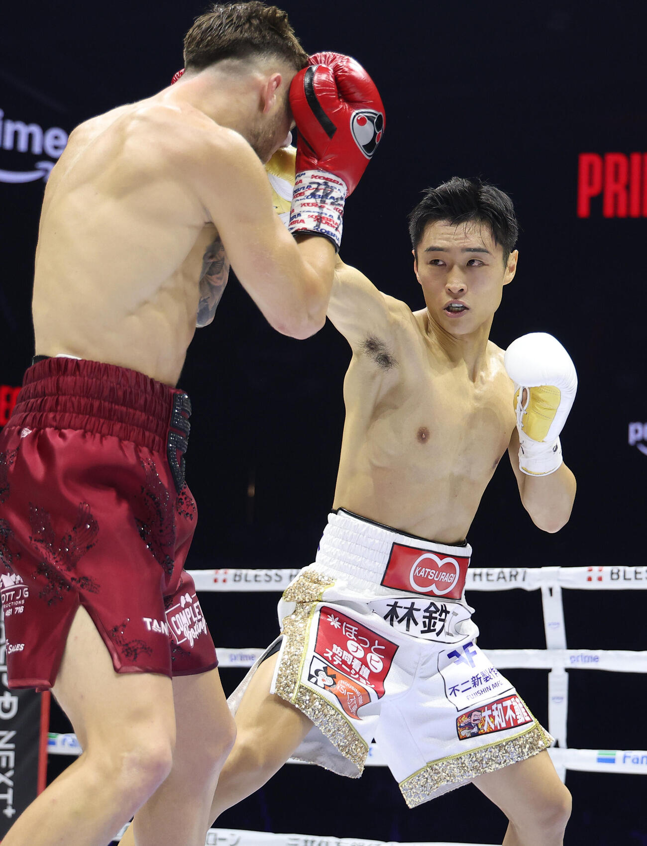 1回、サム・グッドマン（左）にジャブを放つ西田凌佑（撮影・河田真司）