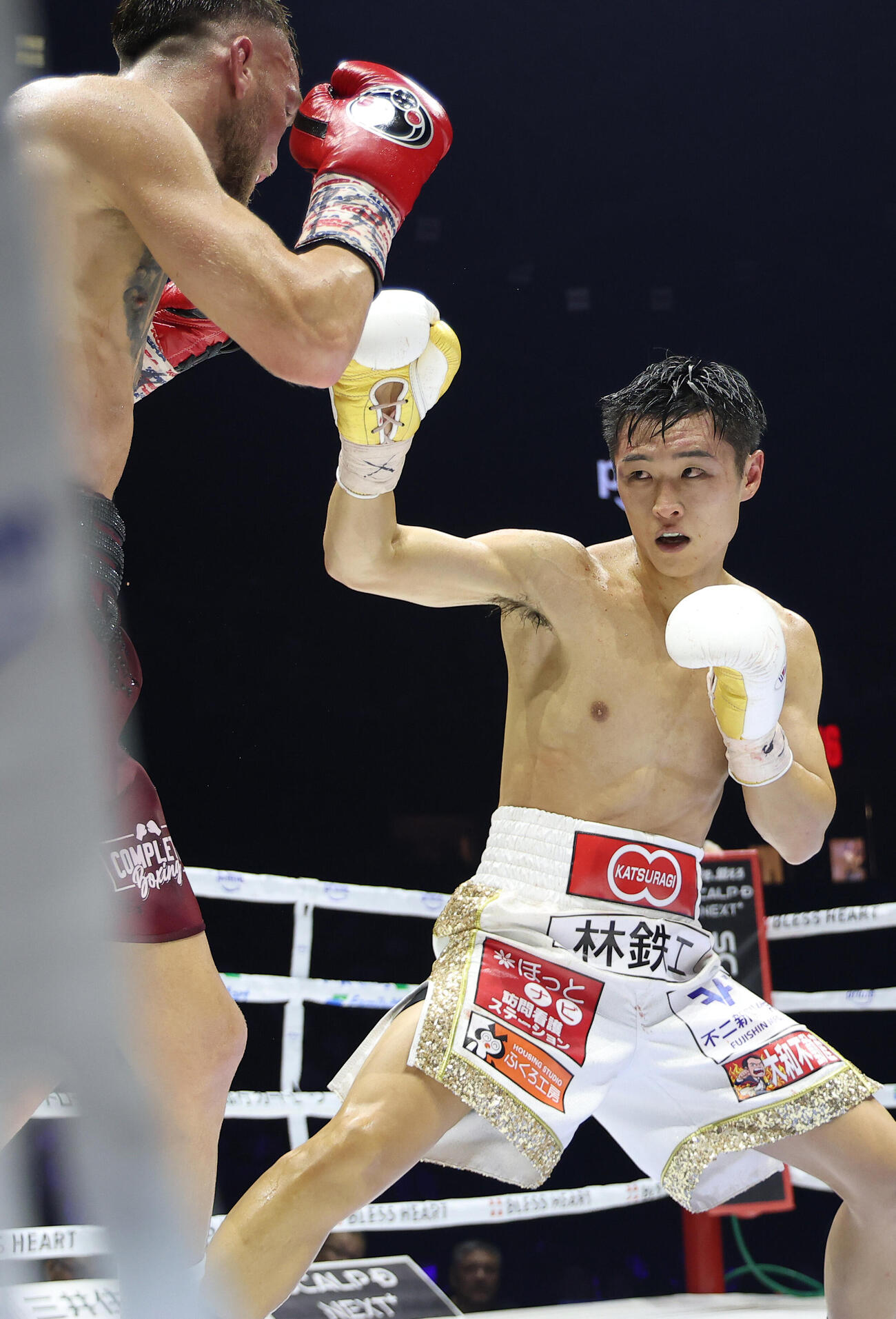 5回に臨む西田凌佑（右）（撮影・河田真司）