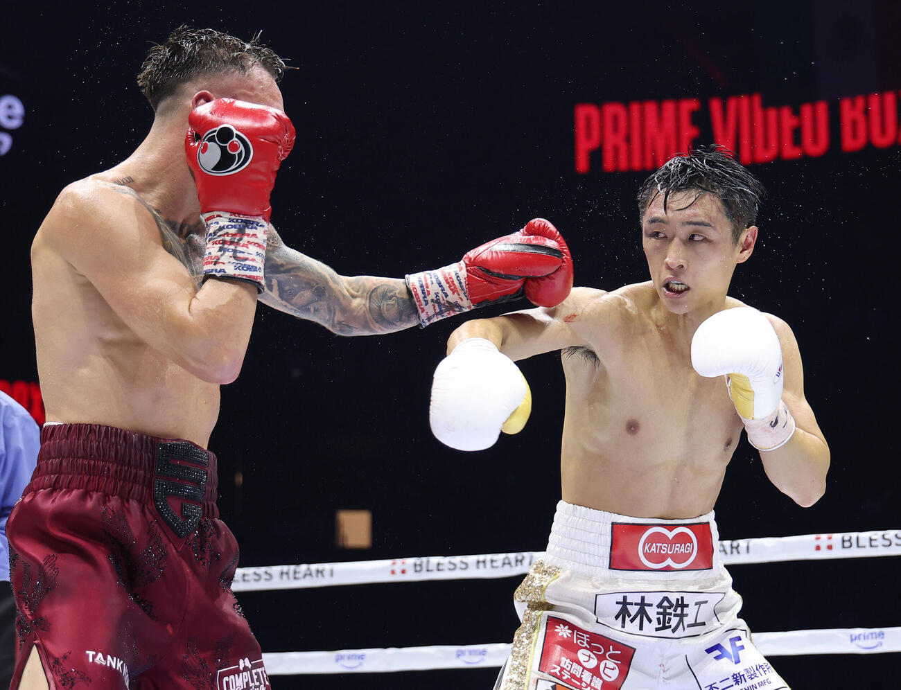 7回、サム・グッドマン（左）にパンチを放つ西田凌佑（撮影・河田真司）