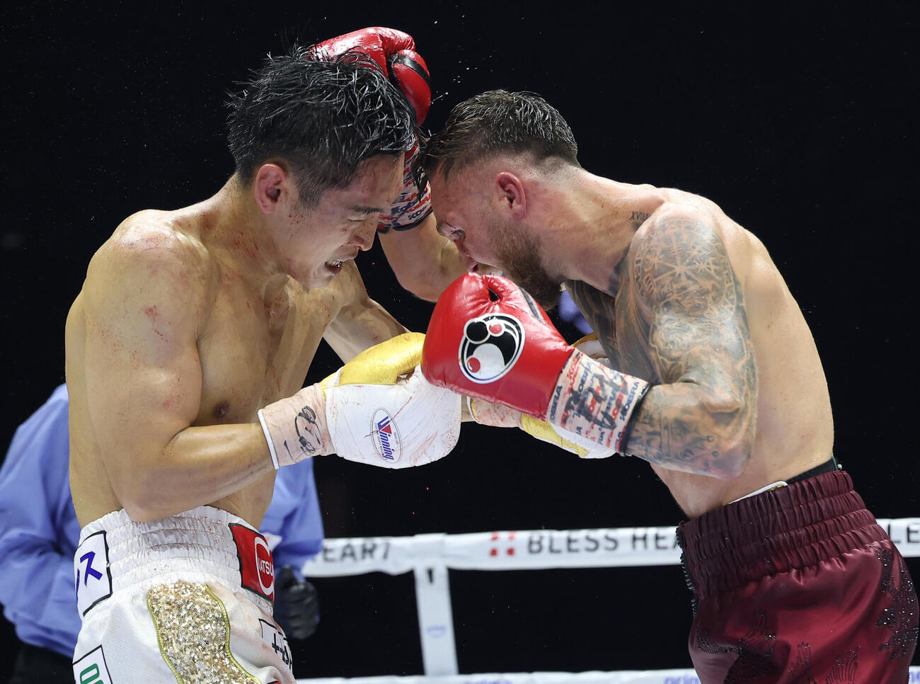 9回、打ち合う西田凌佑（左）とサム・グッドマン（撮影・河田真司）