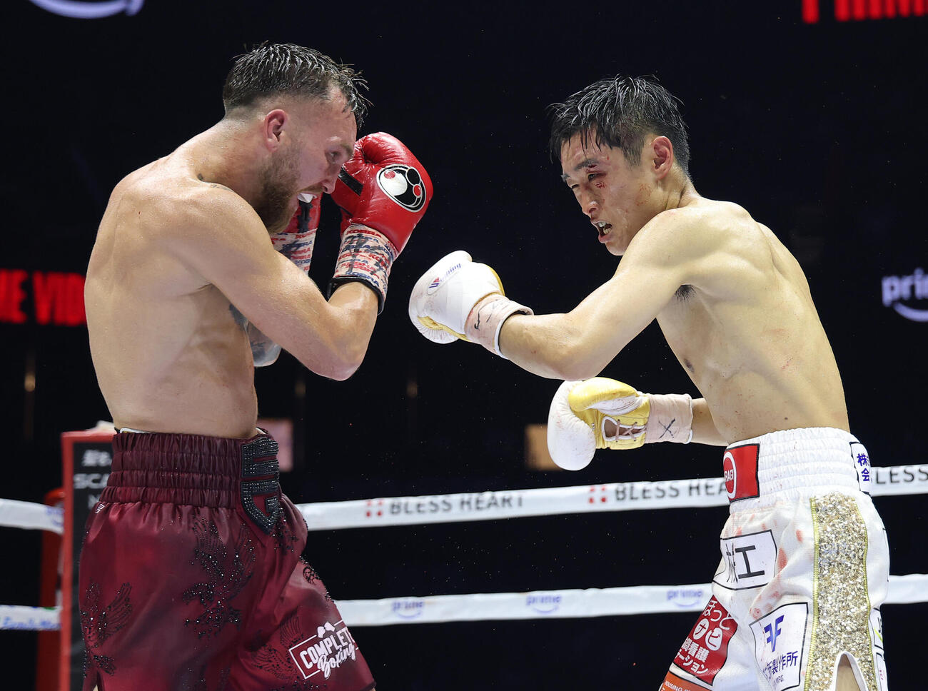 9回、打ち合う西田凌佑（右）とサム・グッドマン（撮影・河田真司）