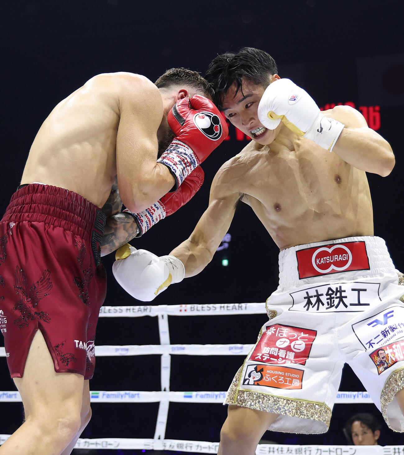 2回、サム・グッドマン（左）にパンチを放つ西田凌佑（撮影・河田真司）