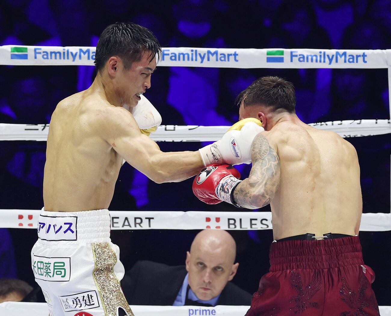 4回、サム・グッドマン（右）にパンチを見舞う西田凌佑（撮影・宮地輝）