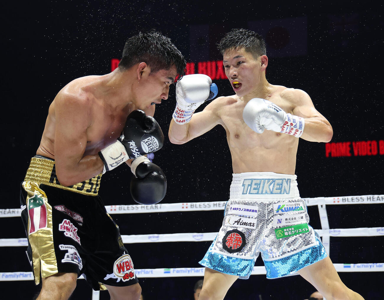 12回、ラッセル・アコスタ（左）にパンチを放つ松本流星（撮影・河田真司）