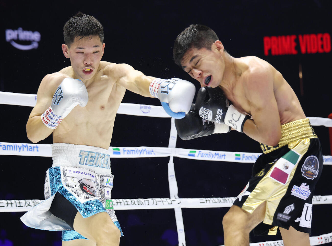4回、ラッセル・アコスタ（右）に左ストレートを放つ松本流星（撮影・河田真司）