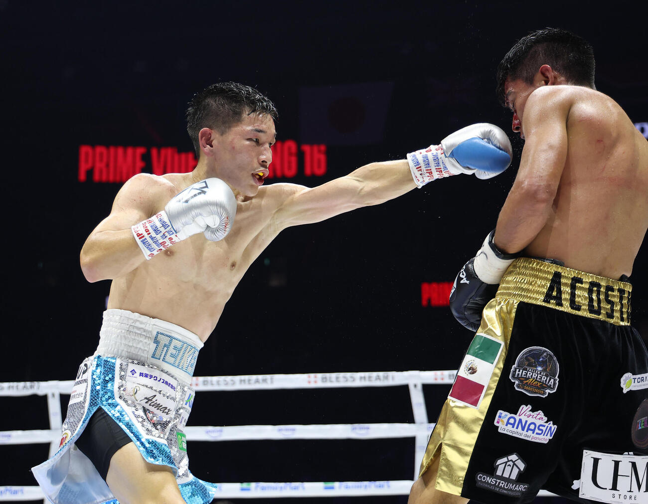12回、ラッセル・アコスタ（右）に左ストレートを放つ松本流星（撮影・河田真司）