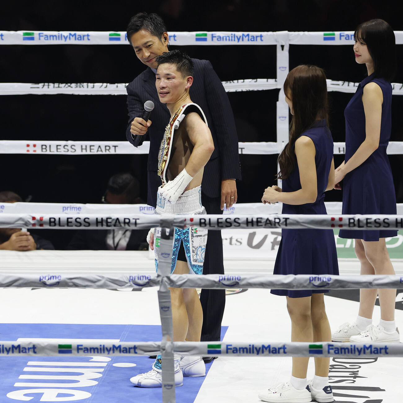 ラッセル・アコスタに判定勝ちしあいさつする松本流星（撮影・宮地輝）