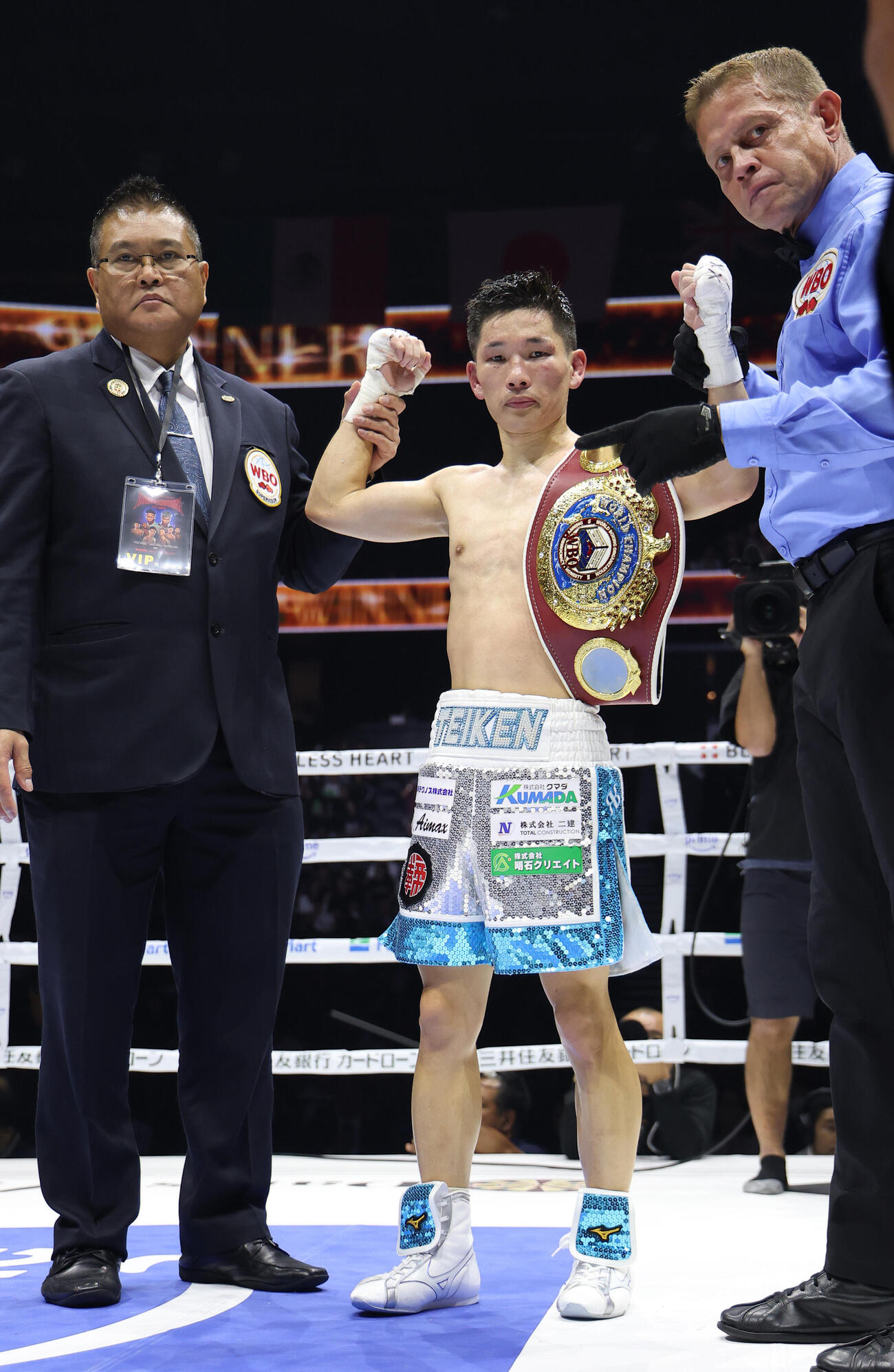 12回判定でラッセル・アコスタに勝利し暫定王者となった松本流星（中央）（撮影・河田真司）