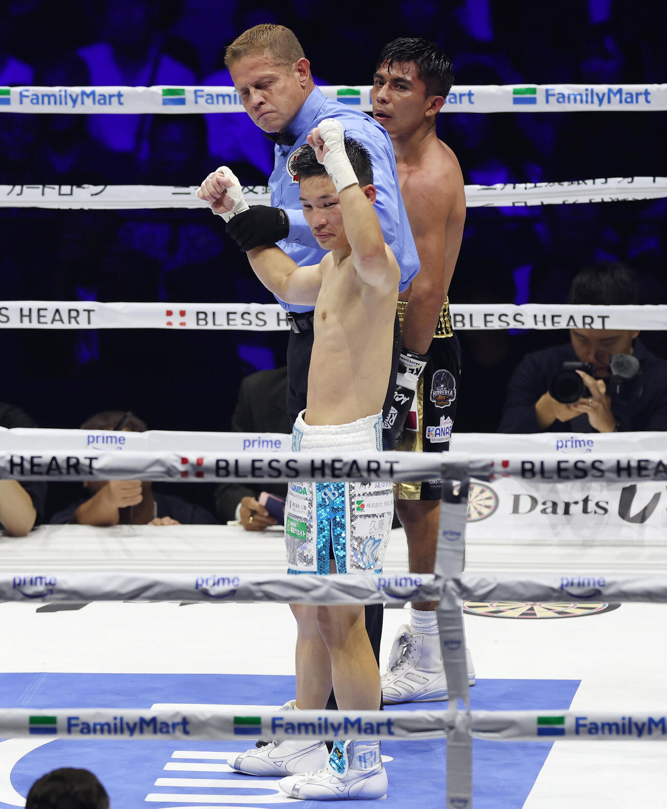 ラッセル・アコスタ（後方）に判定勝ちした松本流星（撮影・宮地輝）