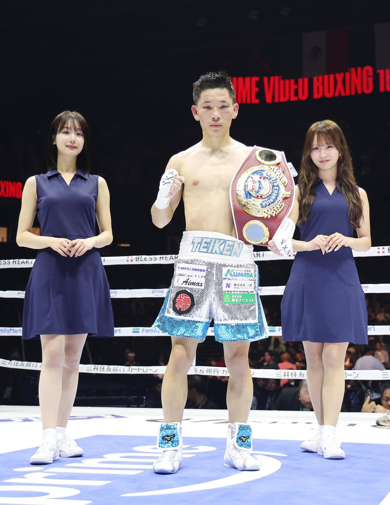 12回判定で暫定王者となった松本流星（中央）。右はラウンドガールを務めた森脇梨々夏、左は同あらた唯（撮影・河田真司）