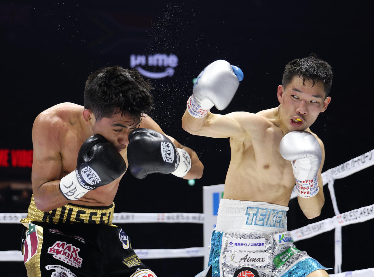 5回、ラッセル・アコスタ（左）にパンチを放つ松本流星（撮影・河田真司）