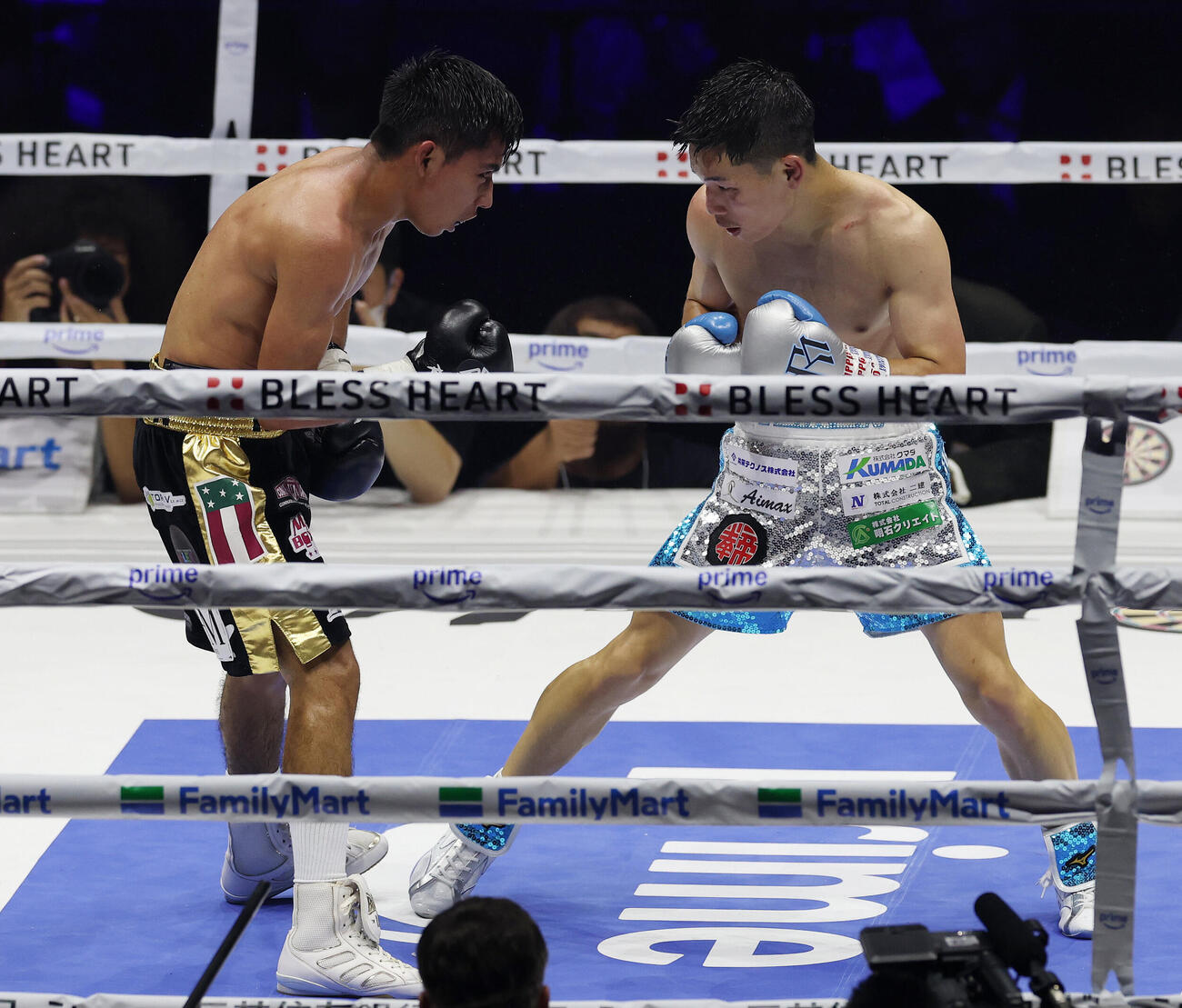 11回、ラッセル・アコスタ（左）にパンチを見舞った松本流星（撮影・宮地輝）