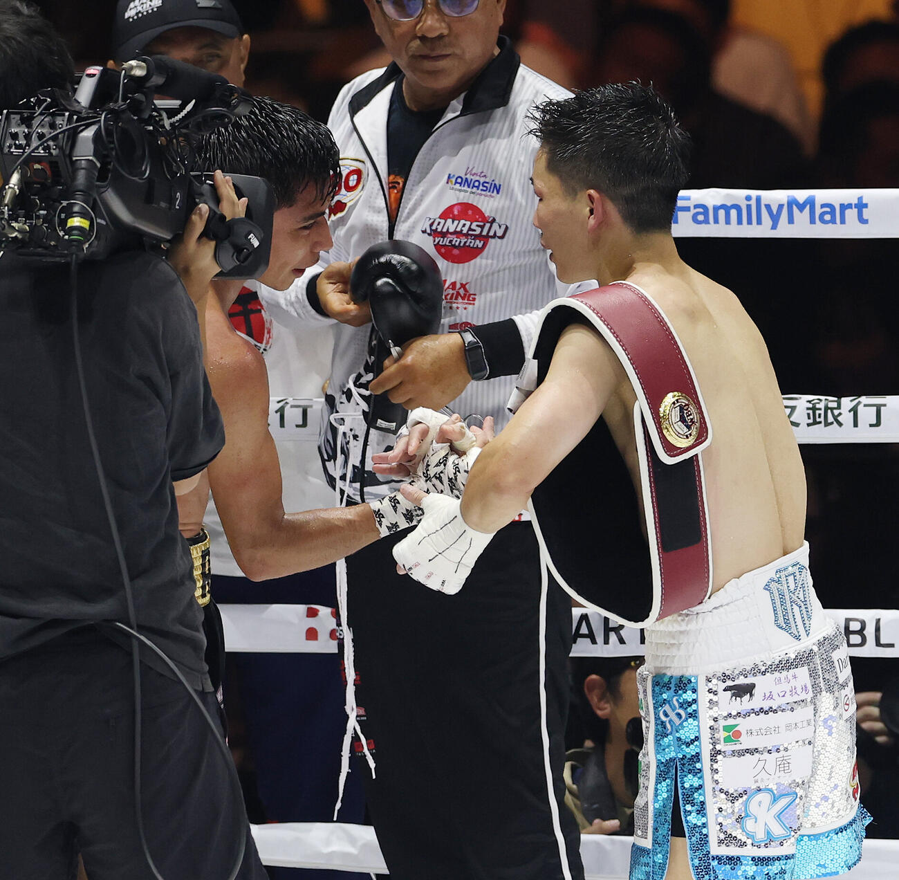 ラッセル・アコスタ（左）に判定勝ちし健闘をたたえ合う松本流星（撮影・宮地輝）