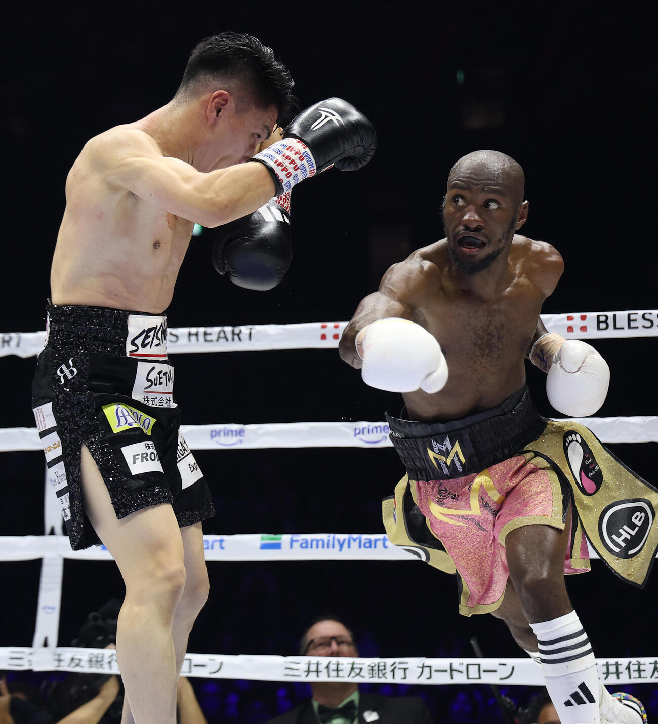 4回、リカルド・マラジカ（右）にパンチを避ける坪井智也（撮影・河田真司）