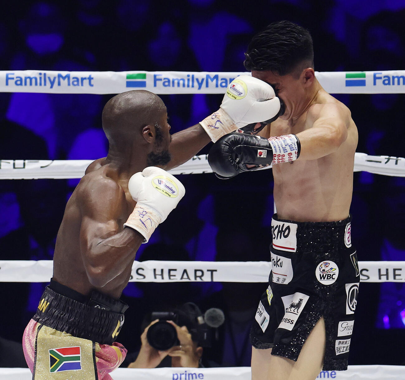 4回、リカルド・マラジカ（左）にパンチを浴びる坪井智也（撮影・宮地輝）
