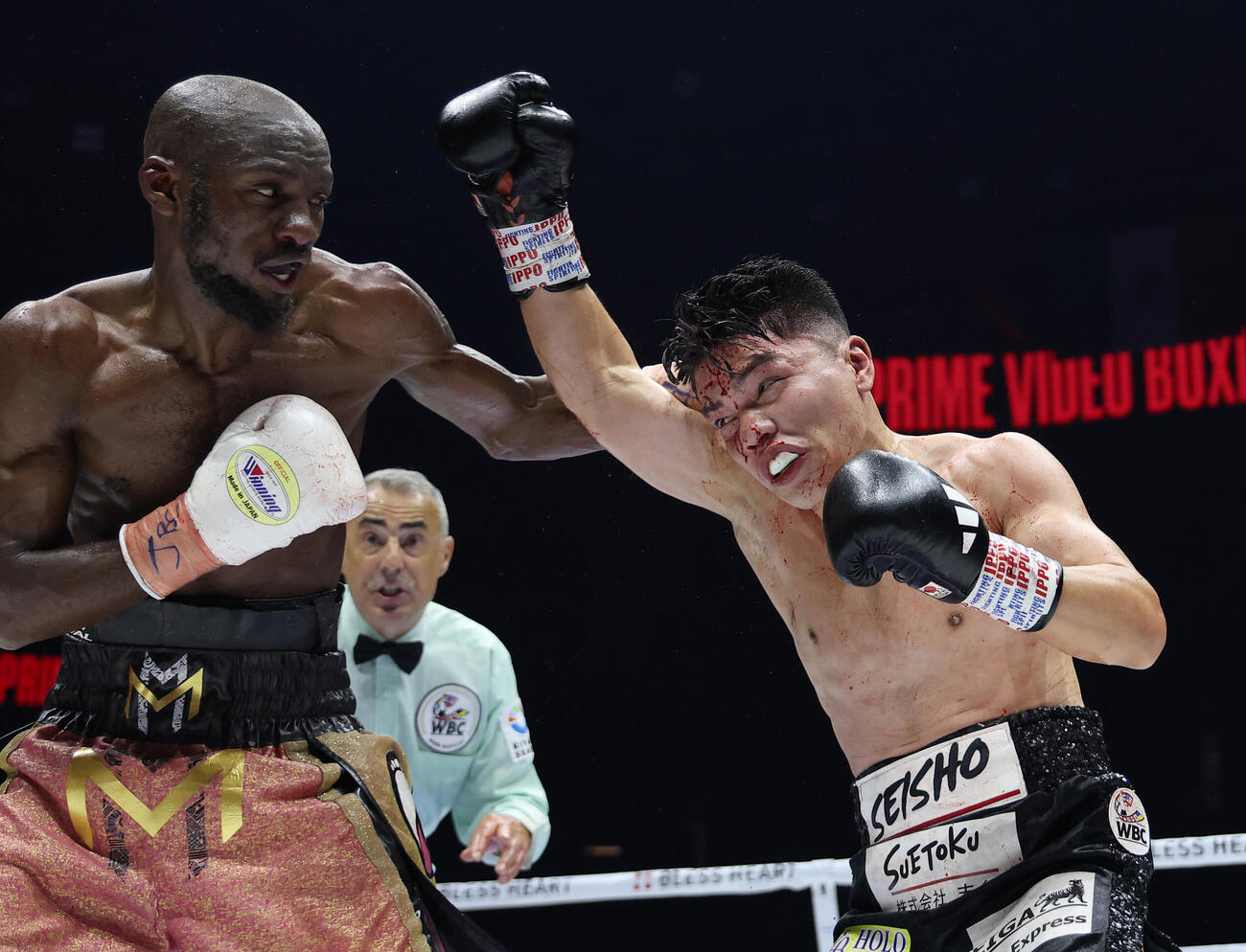 12回、打ち合う坪井智也（右）とリカルド・マラジカ（撮影・河田真司）