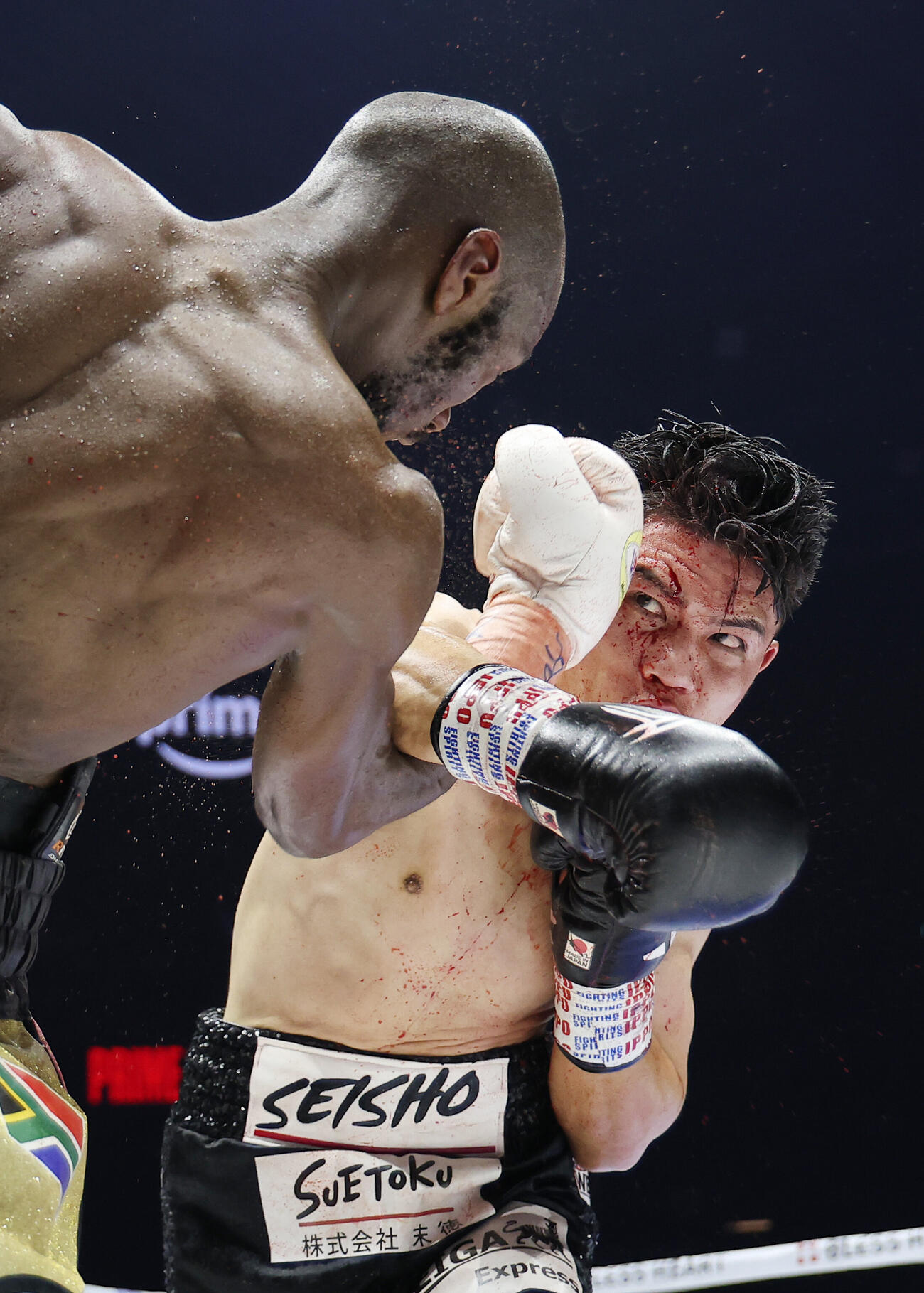 10回、リカルド・マラジカ（左）にパンチを放つ坪井智也（撮影・河田真司）