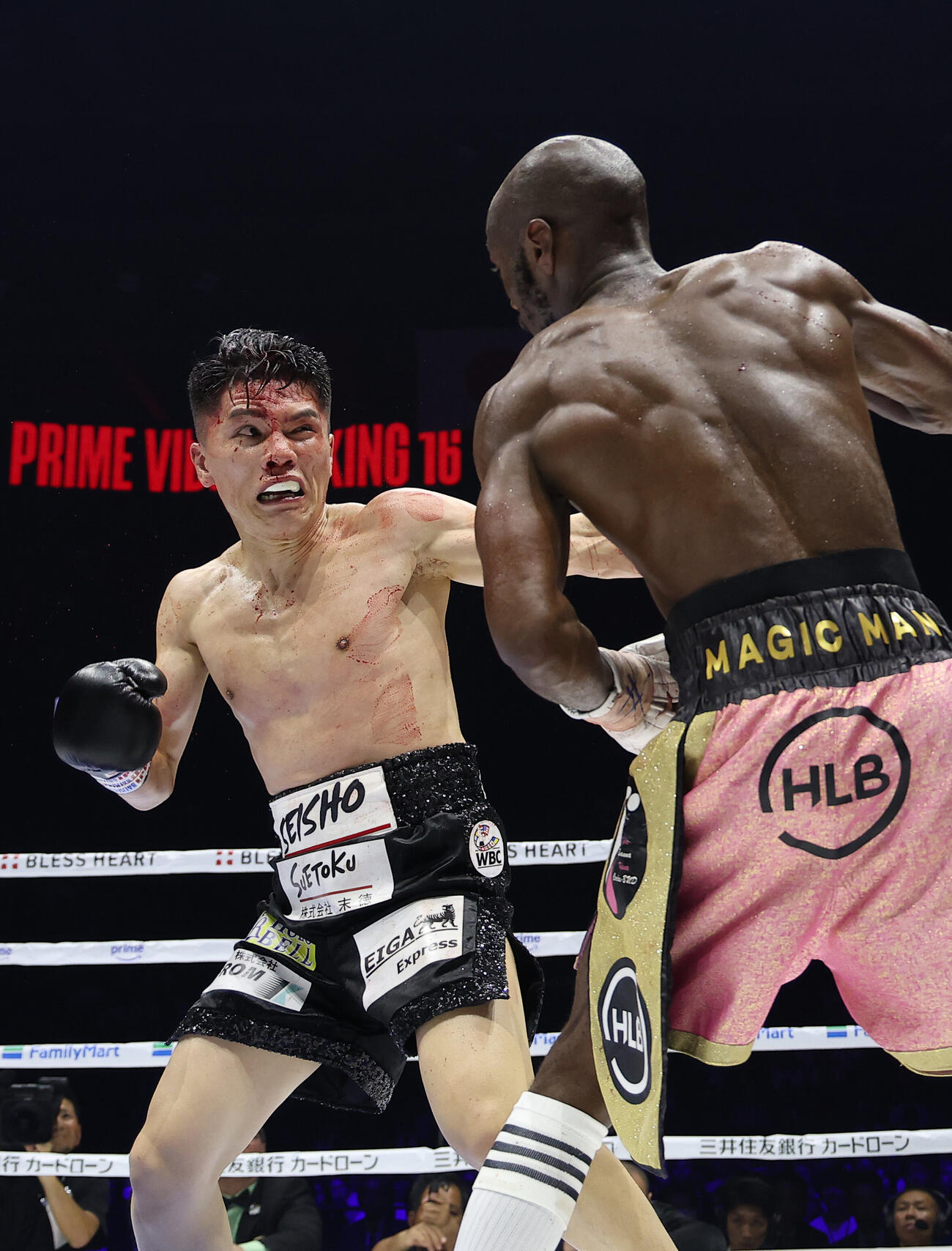 5回、リカルド・マラジカ（右）にパンチを放つ坪井智也（撮影・河田真司）