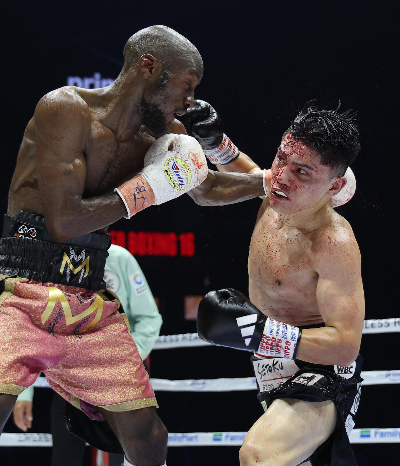 8回、リカルド・マラジカ（左）にパンチを放つ坪井智也（撮影・河田真司）