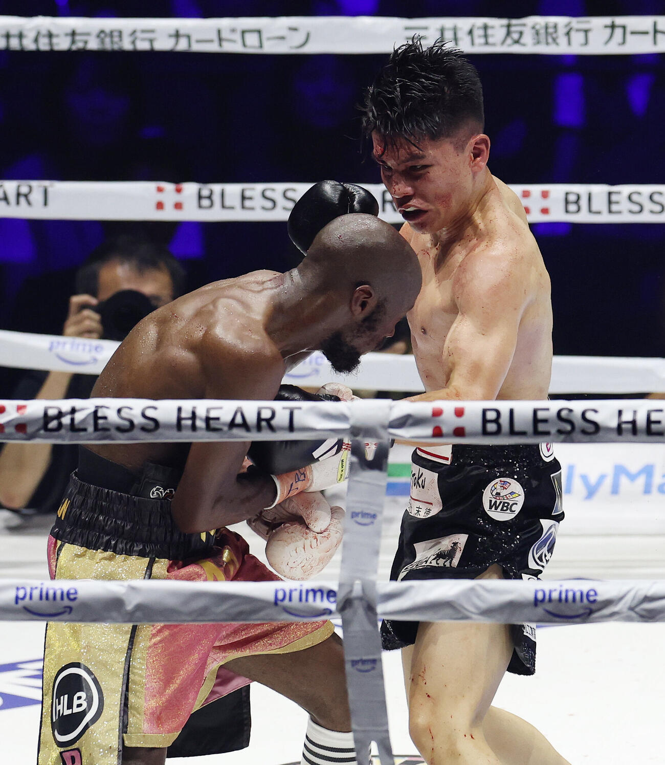 8回、リカルド・マラジカ（左）にパンチを見舞う坪井智也（撮影・宮地輝）