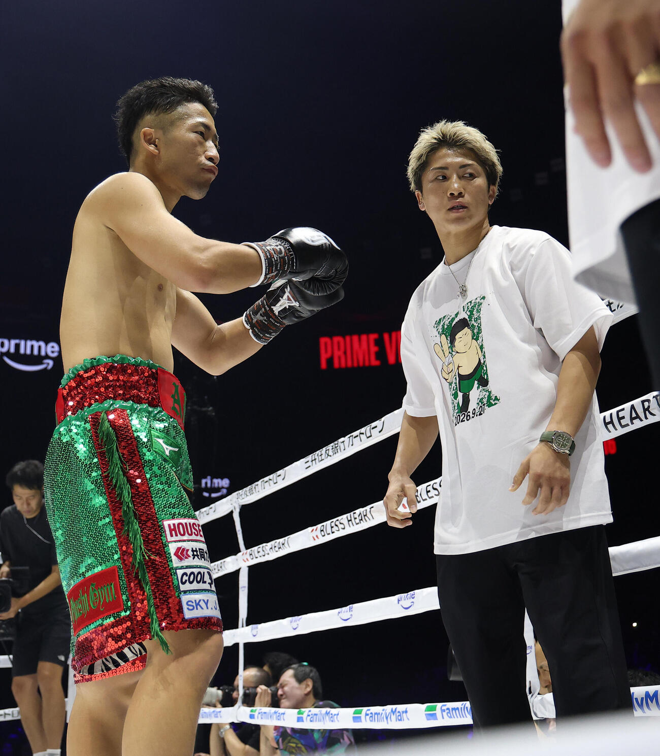 試合前、井上拓真（左）に声をかける兄の尚弥（撮影・河田真司）