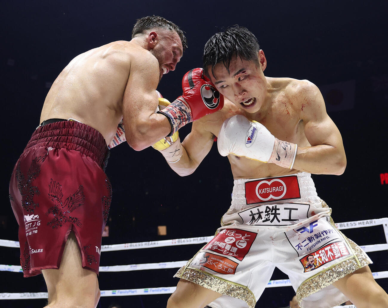 8回、打ち合う西田凌佑（右）とサム・グッドマン（撮影・河田真司）