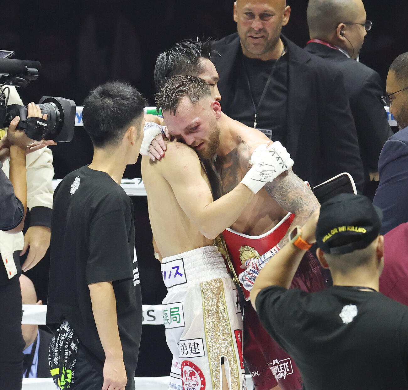 サム・グッドマン（右）に判定で敗れ健闘をたたえ合う西田凌佑（撮影・宮地輝）