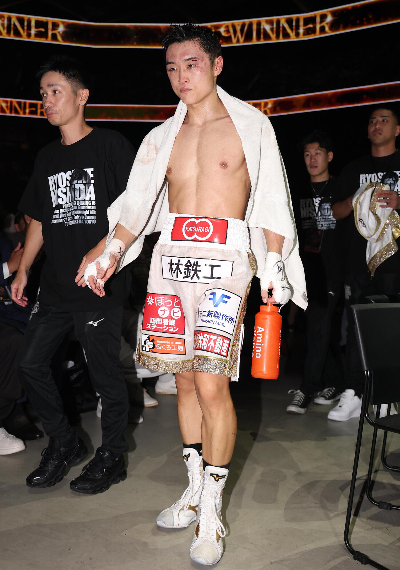 サム・グッドマンに12回判定負けを喫し、引き揚げる西田凌佑（撮影・河田真司）
