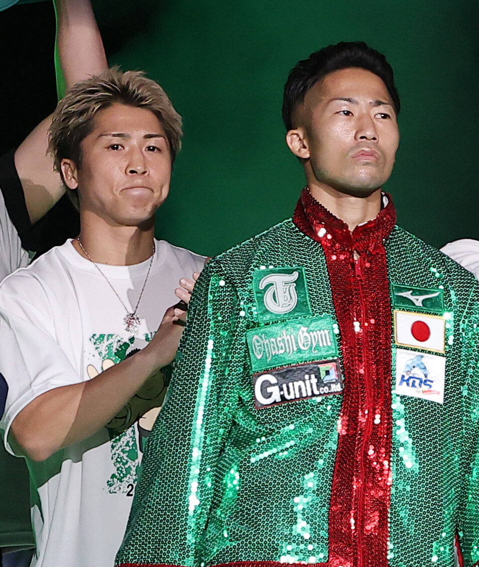 入場する井上拓真（右）。左は兄の尚弥（撮影・河田真司）