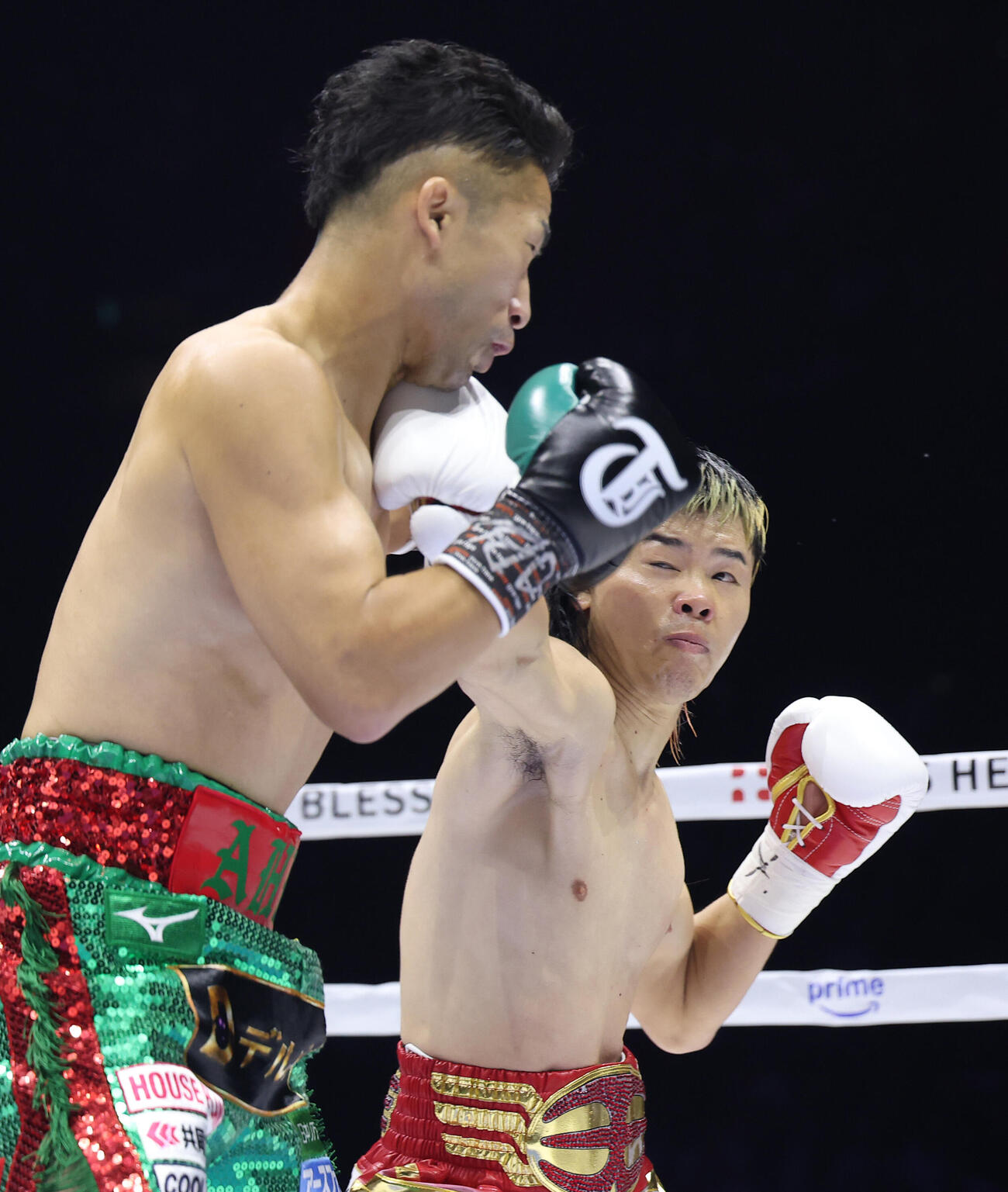 1回、井上拓真（左）にパンチを放つ那須川天心（撮影・河田真司）