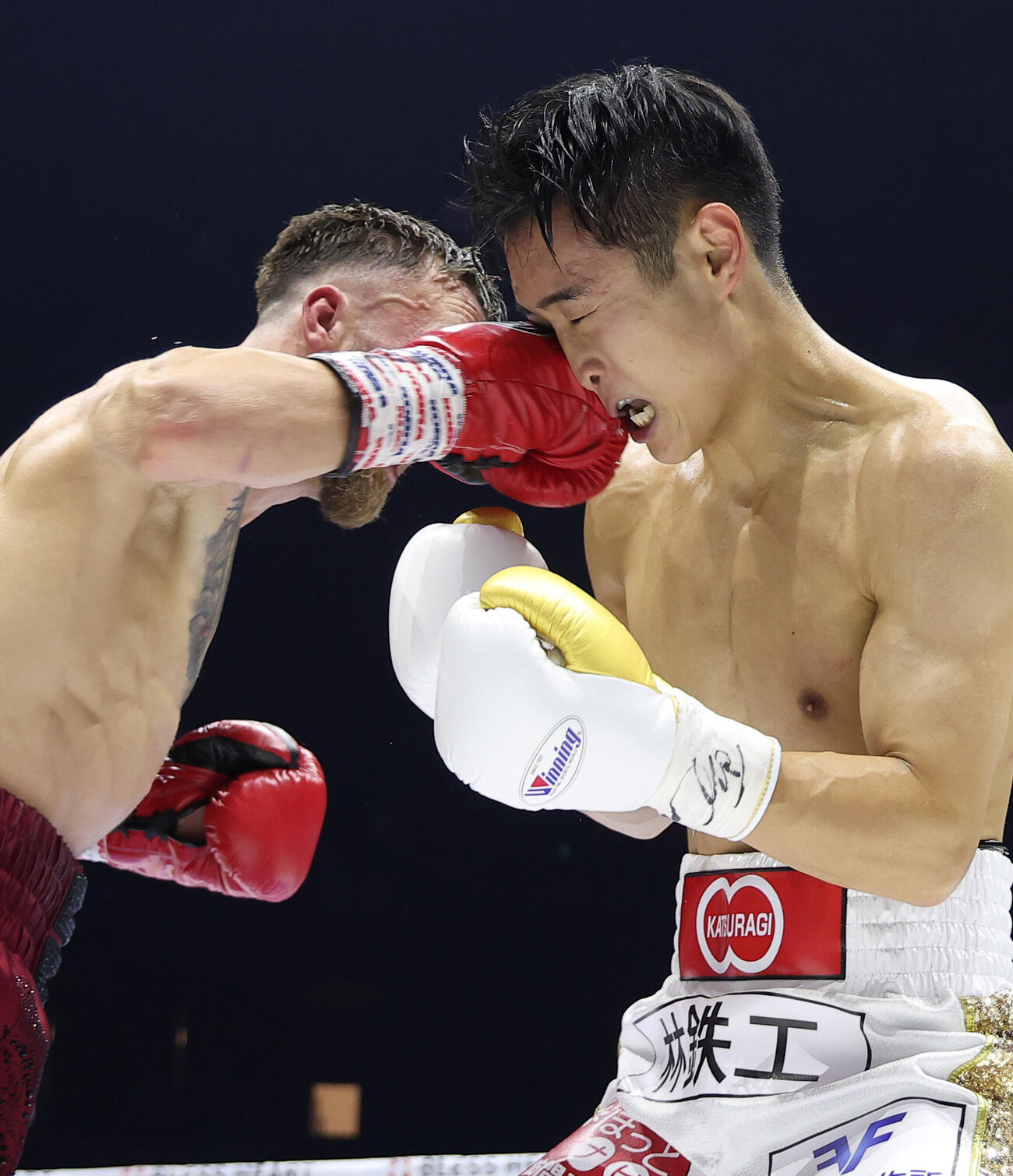 2回、サム・グッドマン（左）のパンチを食らう西田凌佑（撮影・河田真司）