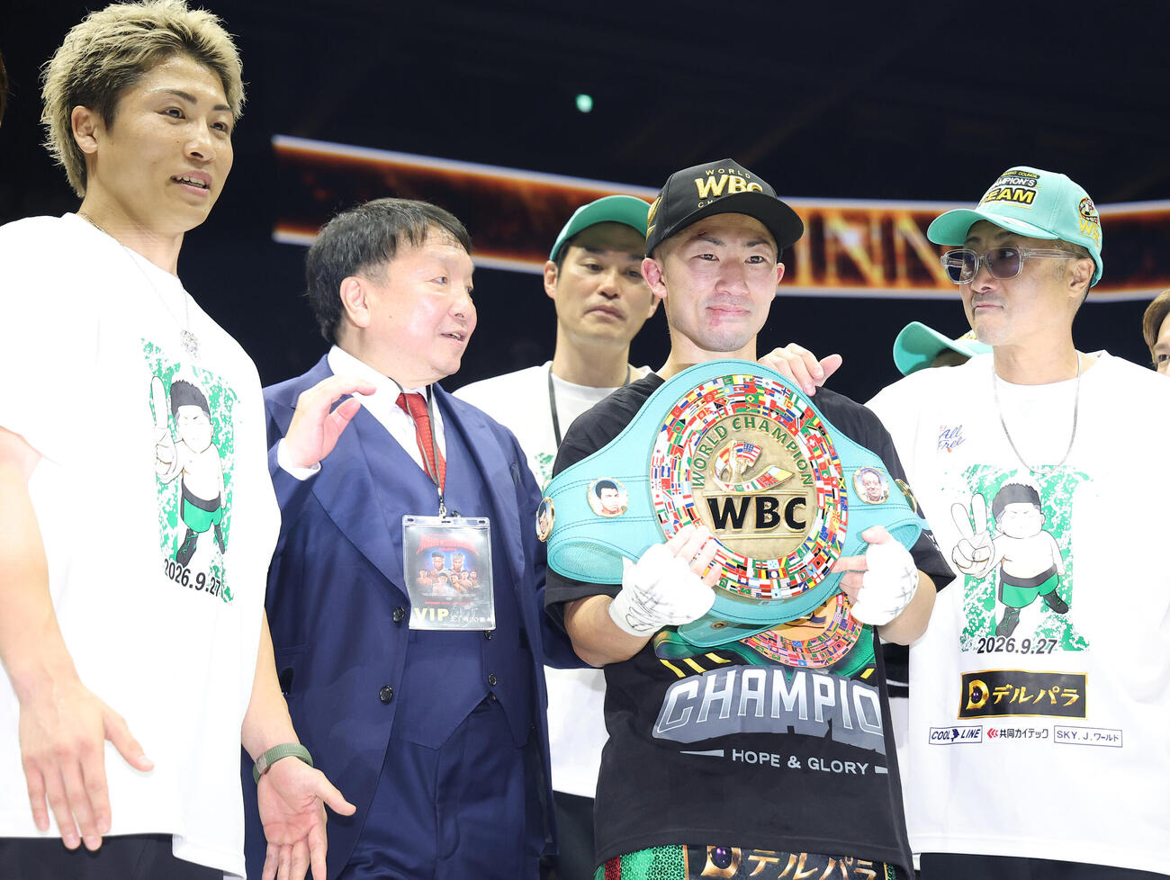 試合後、写真に納まる井上拓真（手前左から3人目）。同左から兄の尚弥、大橋秀行会長、1人おいて父の真吾トレーナー（撮影・河田真司）
