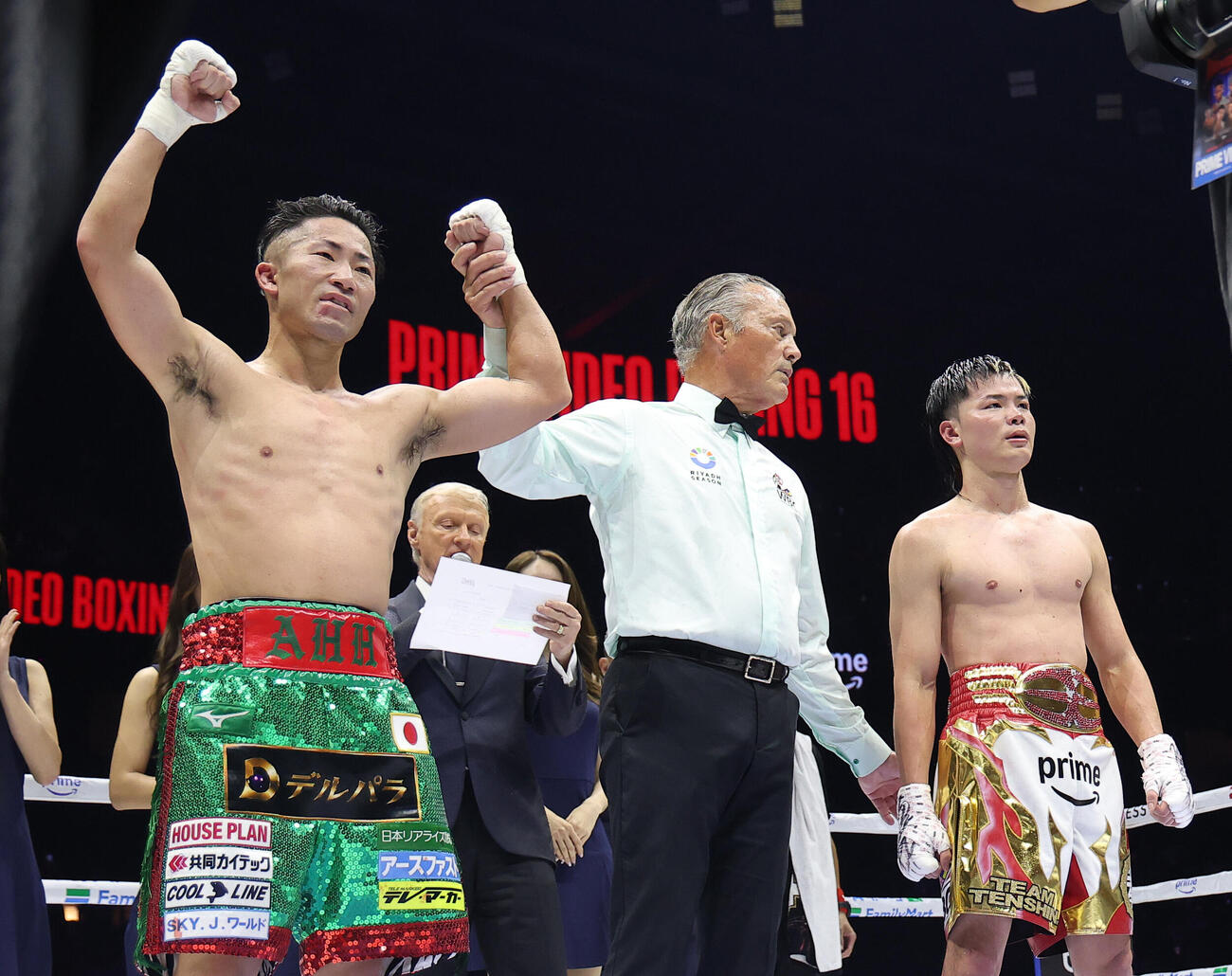 12回判定勝ちで那須川天心（右）に勝利した井上拓真（撮影・河田真司）